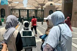 Saudi Arabia introduces Smart Robot near Prophet's Mosque in Medinah for assistance