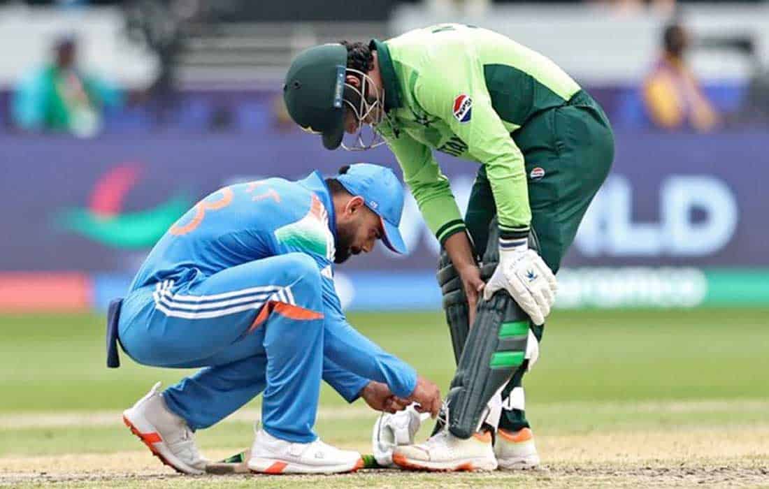 Virat Kohli ties Naseem Shah's shoelace, wins hearts, goes viral