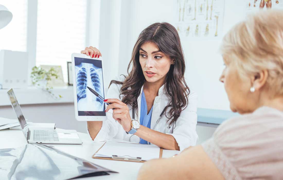 A new wearable heart lung monitor gives real-time scans without radiation, helping doctors watch patients safely and easily.
