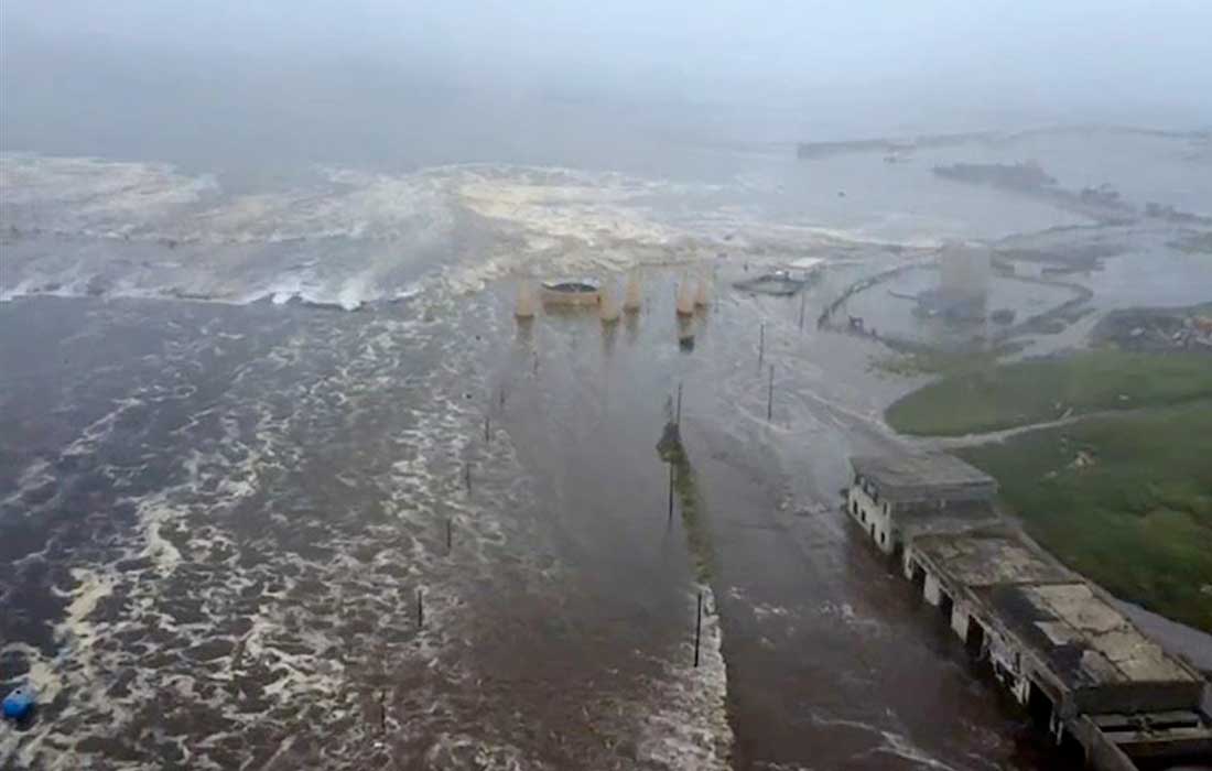 Tsunami hits US west coast after quake
