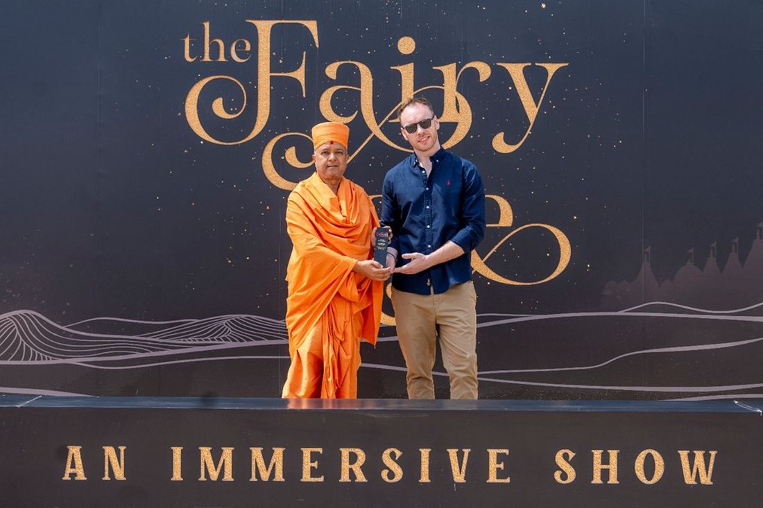 A moment of quiet pride_Adrian Goulder of VuEAV presents the prestigious MONDO-DR award to Swami Brahmaviharidas for The Fairy Tale