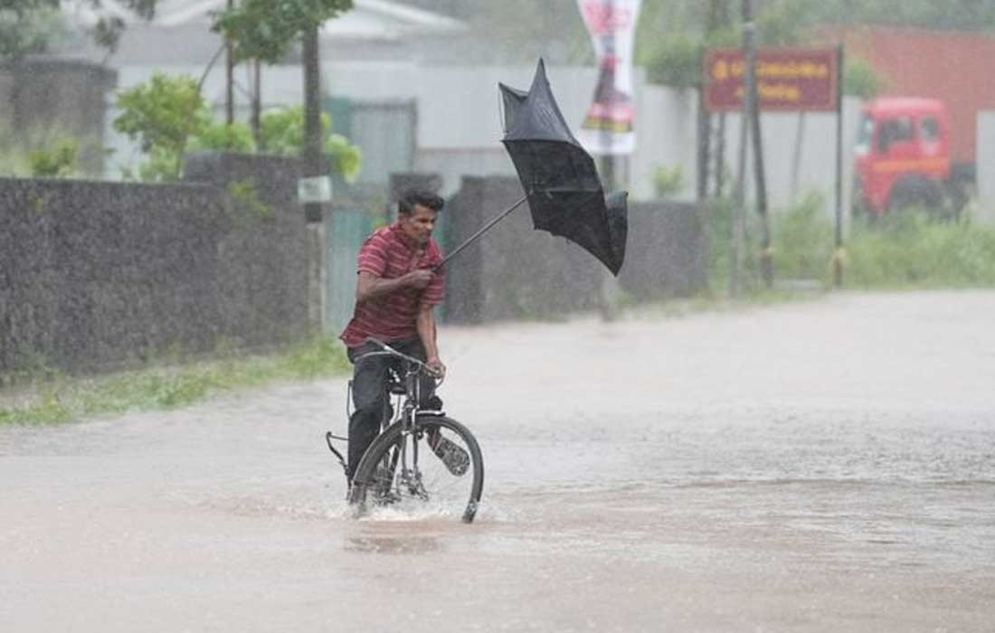 ঘূর্ণিঝড় দিত্বহায় শ্রীলঙ্কায় ৪৬ জনের মৃত্যু হয়েছে, বন্যাকবলিত এলাকা থেকে হাজার হাজার মানুষকে সরিয়ে নেওয়া হয়েছে।