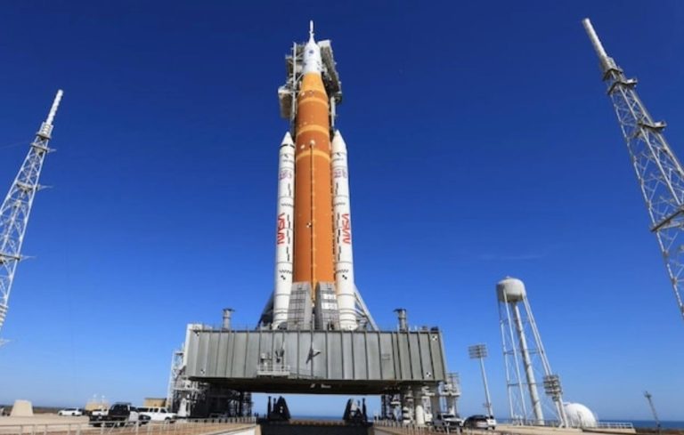 Middle Moon Racket Artemis II Moon rocket wet test succeeds
