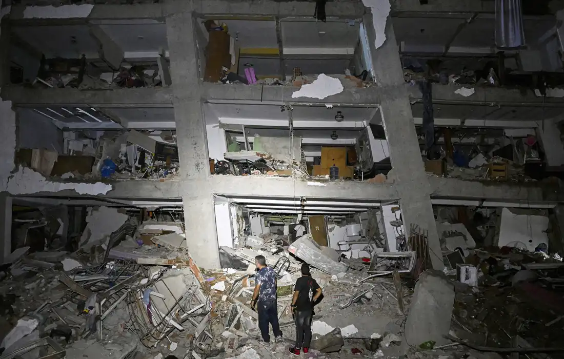 Venezuela earthquakes killed at least 32 people and injured more than 700 as rescue teams searched devastated areas after twin tremors.