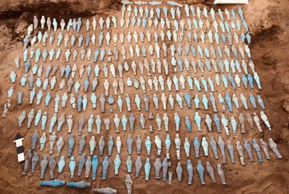 What was found in Egypt's Nile Delta tomb with 560 funerary figurines?