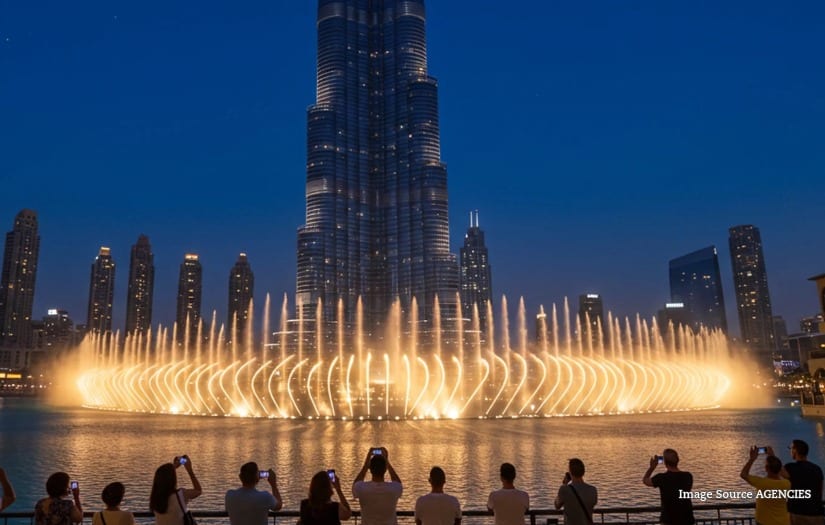 Dubai Fountain performing beside Dubai Mall and Burj Khalifa before the temporary suspension.