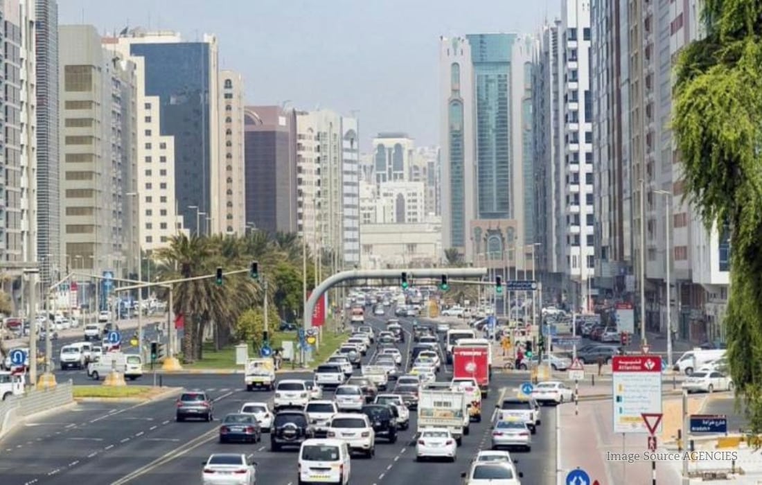 Shakhbout Bin Sultan Street in Al Ain, where two right-hand lanes are temporarily closed under an Abu Dhabi Mobility traffic advisory.