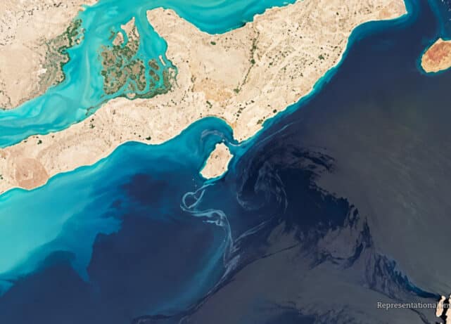Maritime forecast showing a suspected oil slick approximately 25 kilometres off Umm Al Quwain and its predicted movement along the UAE coast