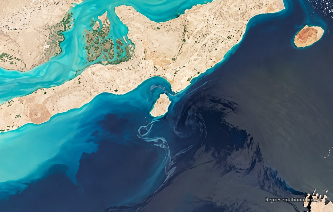 Maritime forecast showing a suspected oil slick approximately 25 kilometres off Umm Al Quwain and its predicted movement along the UAE coast